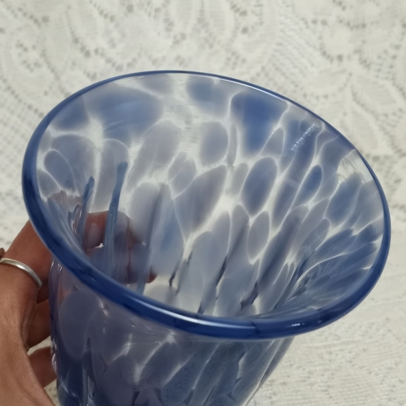 Hand Blown Art Glass Vase Blue Clear Speckled Pontil Scar Signed Ribbed 5" Tall - Picture 3 of 8
